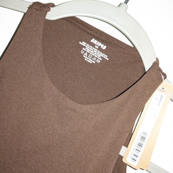 1. NWT SKIMS FITS EVERYBODY HIGH NECK CUT OUT ONESIE IN COCOA - Picture 6 of 7